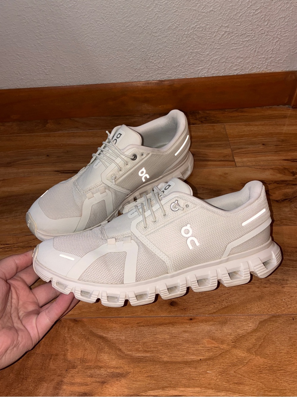 On Cloud 6 Women’s Athletic Running Sneaker Shoes, white - size 9.5 - Picture 2 of 10